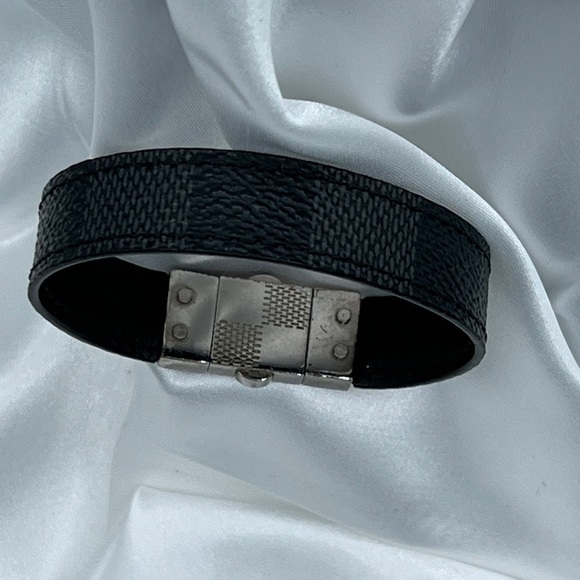 NEW ARRIVAL UNISEX LOUIS VUITTON Damier Graphite Check It Reversible Bracelet - Picture 3 of 6